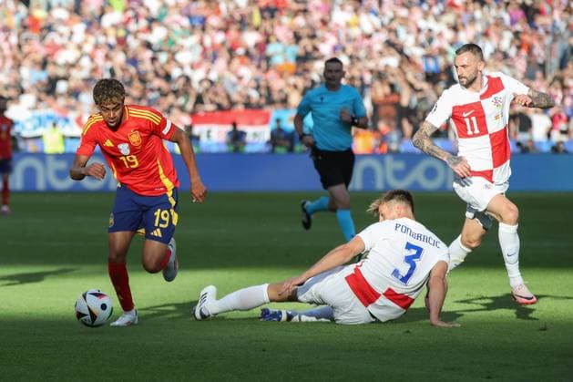 15.06.2024, xtgx, Fussball EM 2024, Spanien - Kroatien emspor, v.l. Lamine Yamal (Spanien, 19), Marin Pongracic (Krotaien, 3) Zweikampf, Duell, Kampf, tackle (DFL DFB REGULATIONS PROHIBIT ANY USE OF PHOTOGRAPHS as IMAGE SEQUENCES and or QUASI-VIDEO) Berlin