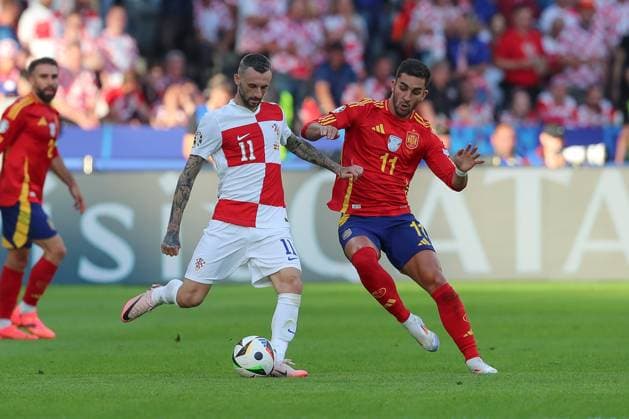 15.06.2024, xtgx, Fussball EM 2024, Spanien - Kroatien emspor, v.l. Marcelo Brozovic (Krotaien, 11), Ferran Torres (Spanien, 11) enttaeuscht, enttäuscht, schaut enttaeuscht, niedergeschlagen, disappointed (DFL DFB REGULATIONS PROHIBIT ANY USE OF PHOTOGRAPHS as IMAGE SEQUENCES and or QUASI-VIDEO) Berlin