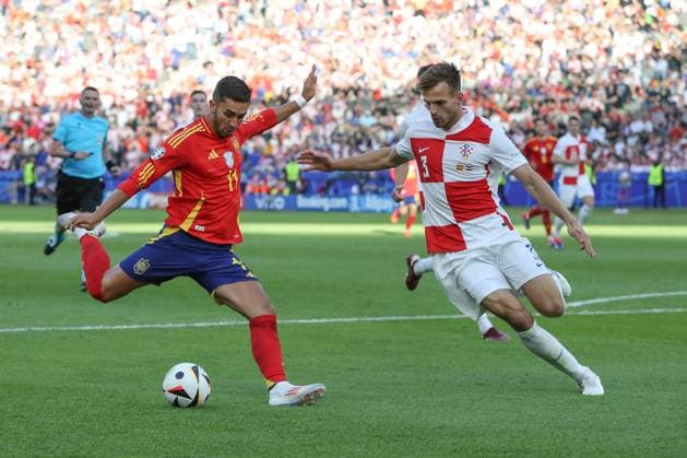 15.06.2024, xtgx, Fussball EM 2024, Spanien - Kroatien emspor, v.l. Ferran Torres (Spanien, 11), Marin Pongracic (Krotaien, 3) Zweikampf, Duell, Kampf, tackle (DFL DFB REGULATIONS PROHIBIT ANY USE OF PHOTOGRAPHS as IMAGE SEQUENCES and or QUASI-VIDEO) Berlin