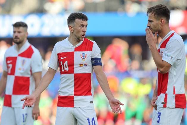 15.06.2024, xtgx, Fussball EM 2024, Spanien - Kroatien emspor, v.l. Ivan Perisic (Krotaien, 14), Marin Pongracic (Krotaien, 3) gibt Anweisungen, gestikuliert mit den Armen, gesticulate, gives instructions (DFL DFB REGULATIONS PROHIBIT ANY USE OF PHOTOGRAPHS as IMAGE SEQUENCES and or QUASI-VIDEO) Berlin