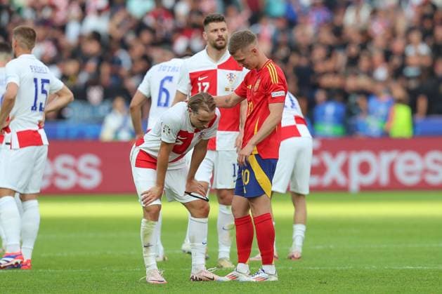 15.06.2024, xtgx, Fussball EM 2024, Spanien - Kroatien emspor, v.l. Lovro Majer (Krotaien, 7) enttaeuscht, enttäuscht, schaut enttaeuscht, niedergeschlagen, disappointed, Dani Olmo (Spanien, 10) troestet (DFL DFB REGULATIONS PROHIBIT ANY USE OF PHOTOGRAPHS as IMAGE SEQUENCES and or QUASI-VIDEO) Berlin