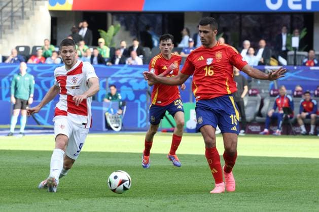 DEU, GER, Euro-2024, Group B, ESP vs. CRO, 15.06.2024, Berliner Olympiastadion, Berlin, DEU, GER, Euro-2024, Group B, ESP vs. CRO, im Bild Rodri (Spanien 16), Andrej Kramaric (Kroatien 9) Foto: Juergen Engler nordphoto GmbH