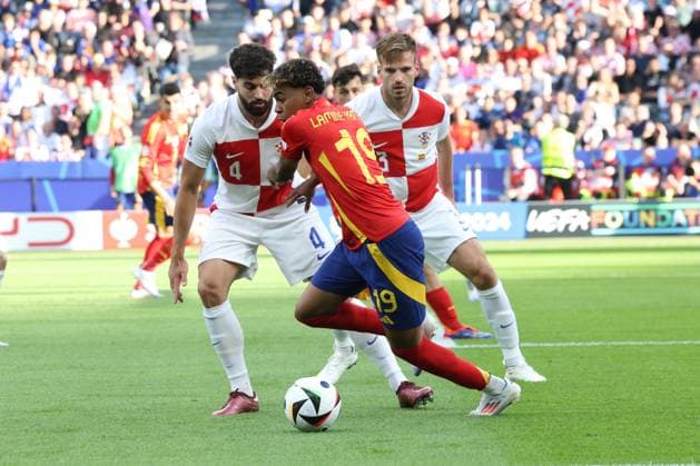 DEU, GER, Euro-2024, Group B, ESP vs. CRO, 15.06.2024, Berliner Olympiastadion, Berlin, DEU, GER, Euro-2024, Group B, ESP vs. CRO, im Bild Lamine Yamal (Spanien 19), Josko Gvardiol (Kroatien 4), Marin Pongracic (Kroatien 3) Foto: Juergen Engler nordphoto GmbH