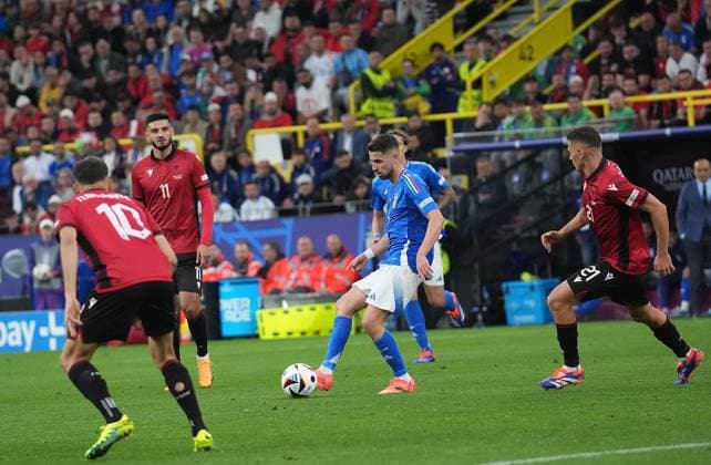 GER, EM UEFA 2024, Group B, Italy vs Albania 15.06.2024, Signal-Iduna Park, Dortmund, GER, EM UEFA 2024, Group B, Italy vs Albania, im Bild Albania s midfielder 10 Nedim Bajrami, Italy™s midfielder 08 Jorginho, Albania s midfielder 21 Kristjan Asllani