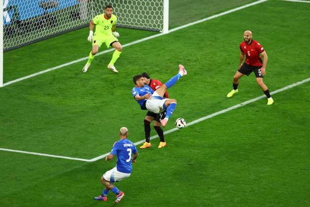 Lorenzo Pellegrini of Italy tries an overhead kick Italy v Albania, UEFA European Championship, EM, Europameisterschaft 2024, Group B, Football, BVB Stadion, Dortmund, Germany, 15 Jun 2024 EDITORIAL USE ONLY No use with unauthorised audio, video, data, fixture lists, club league logos or live services. Online in-match use limited to 120 images, no video emulation. No use in betting, games or single club league player publications. Copyright: xKieranxMcManus Shutterstockx 14539296bp
