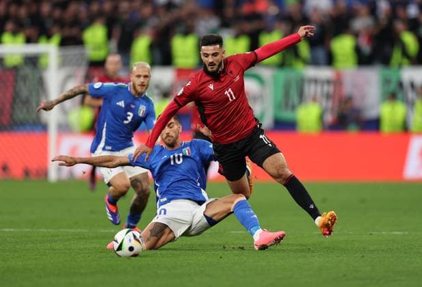 15.06.2024, Fussball Europameisterschaft, UEFA EURO, EM, Europameisterschaft,Fussball 2024, Italien - Albanien, Gruppe B, BVB Stadion Dortmund, v.l., Lorenzo Pellegrini (Italien), Armando Broja (Albanien) Copyright: HMBxMedia