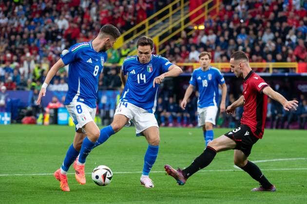 Federico Chiesa (Italien, 14) im Zweikampf mit Mario Mitaj (Albanien, 03), davor Jorge Luiz Jorginho (Italien, 08), GER, Italy (ITA) vs Albania (ALB), Fussball Europameisterschaft, UEFA EURO, EM, Europameisterschaft,Fussball 2024, Gruppe B, 1. Spieltag, 15.06.2024 GER, Italy (ITA) vs Albania (ALB), Fussball Europameisterschaft, UEFA EURO 2024, Gruppe B, 1. Spieltag, 15.06.2024 Dortmunf Copyright: xEibner-Pressefoto Memmlerx EP_MMR