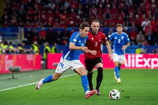 Federico Chiesa (Italien, 14) im Zweikampf mit Mario Mitaj (Albanien, 03), GER, Italy (ITA) vs Albania (ALB), Fussball Europameisterschaft, UEFA EURO, EM, Europameisterschaft,Fussball 2024, Gruppe B, 1. Spieltag, 15.06.2024 GER, Italy (ITA) vs Albania (ALB), Fussball Europameisterschaft, UEFA EURO 2024, Gruppe B, 1. Spieltag, 15.06.2024 Dortmunf Copyright: xEibner-Pressefoto Memmlerx EP_MMR