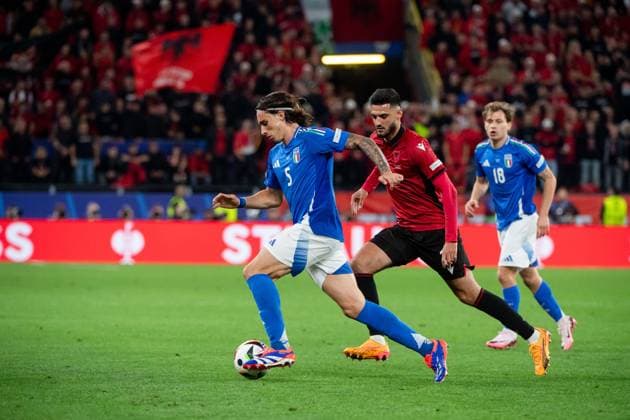 Riccardo Calafiori (Italien, 05) im Zweikampf mit Armando Broja (Albanien, 11), GER, Italy (ITA) vs Albania (ALB), Fussball Europameisterschaft, UEFA EURO, EM, Europameisterschaft,Fussball 2024, Gruppe B, 1. Spieltag, 15.06.2024 GER, Italy (ITA) vs Albania (ALB), Fussball Europameisterschaft, UEFA EURO 2024, Gruppe B, 1. Spieltag, 15.06.2024 Dortmunf Copyright: xEibner-Pressefoto Memmlerx EP_MMR