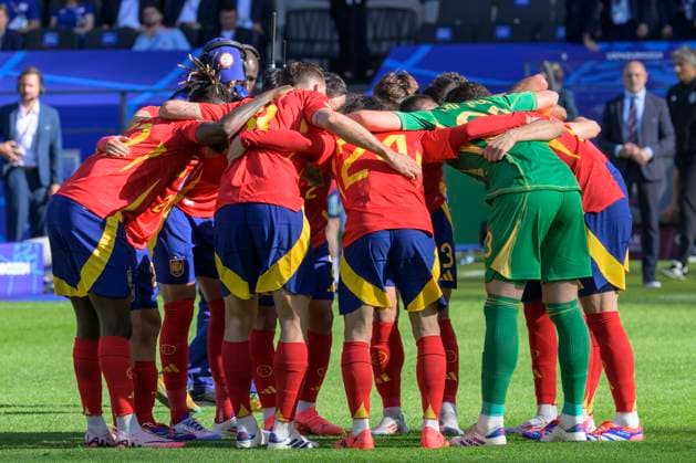 GER, Berlin, Fussball, Spanien vs Kroatien, Gruppe B, Gruppenphase, UEFA EURO, EM, Europameisterschaft,Fussball 2024, MD3, SP1, Olympia - Stadion Berlin, Das Spanische Nationalteam schwoert sich auf das Spiel ein, Kreis,, 15.06. 2024, Copyright: HMBxMedia UwexKoch
