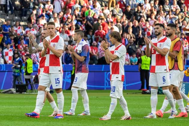 GER, Berlin, Fussball, Spanien vs Kroatien, Gruppe B, Gruppenphase, UEFA EURO, EM, Europameisterschaft,Fussball 2024, MD3, SP1, Olympia - Stadion Berlin, Das erschoepfte Team der Kroaten nach der Niederlage gegen Spanien, Endstand 3:0, v.l. Mario Pasalic (Kroatien), Andrej Kramaric (Kroatien), Luka Modric (Kroatien), Josip Sutalo (Kroatien), 15.06. 2024, Copyright: HMBxMedia UwexKoch