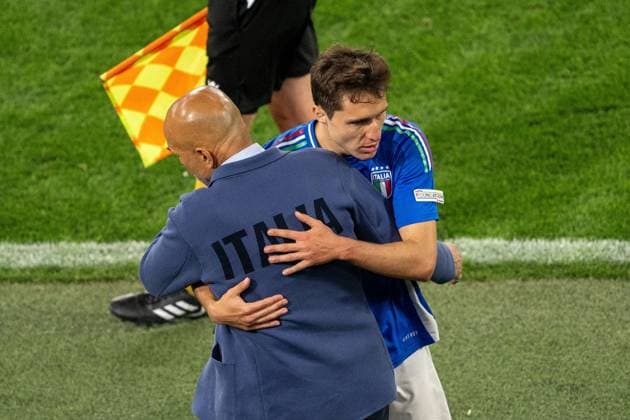 GER, EURO 2024, Group B, Italien (ITA) vs Albanien (ALB) 15.06.2024, BVB Stadium Dortmund, Dortmund, GER, EURO 2024, Group B, Italien (ITA) vs Albanien (ALB) Im Bild: Luciano Spalletti (Italien ITA, Head coach); bedankt sich bei Frederico Chiesa (Italien ITA, 14); umarmt, Umarmung Einzelaktion, Halbkörper Halbkoerper; Freisteller, Einzelbild, Aktion, Action, Spielszene; Gestik, Mimik, Emotionen;