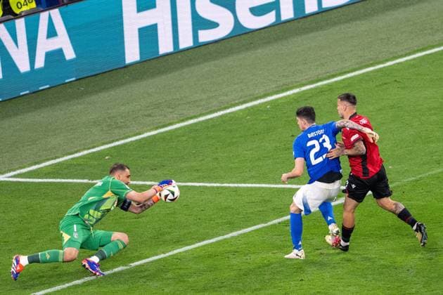 GER, EURO 2024, Group B, Italien (ITA) vs Albanien (ALB) 15.06.2024, BVB Stadium Dortmund, Dortmund, GER, EURO 2024, Group B, Italien (ITA) vs Albanien (ALB) Im Bild: Gianluigi Donnarumma (Italien ITA, 01); rettet vor Alessandro Bastoni (Italien ITA, 23); im Zweikampf, Duell, Dynamik, Aktion, Action, Spielszene;