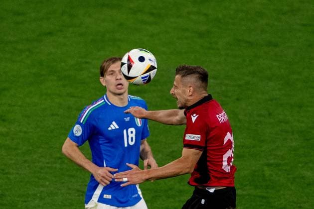 GER, EURO 2024, Group B, Italien (ITA) vs Albanien (ALB) 15.06.2024, BVB Stadium Dortmund, Dortmund, GER, EURO 2024, Group B, Italien (ITA) vs Albanien (ALB) Im Bild: Nicolo Barella (Italien ITA, 18); Kopfball Kopfballduell; Dynamik, Aktion, Action, Spielszene; Gestik, Mimik, Emotionen;