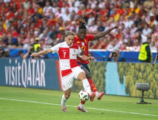 Fussball, Herren, Saison 2023 24, UEFA EURO, EM, Europameisterschaft,Fussball 20204, Gruppe B (1. Spieltag) in Berlin, Spanien - Kroatien, v. l. Lovro Majer (Kroatien), Nico Williams (Spanien), 15.06. 2024, Copyright: xMatthiasxKochx