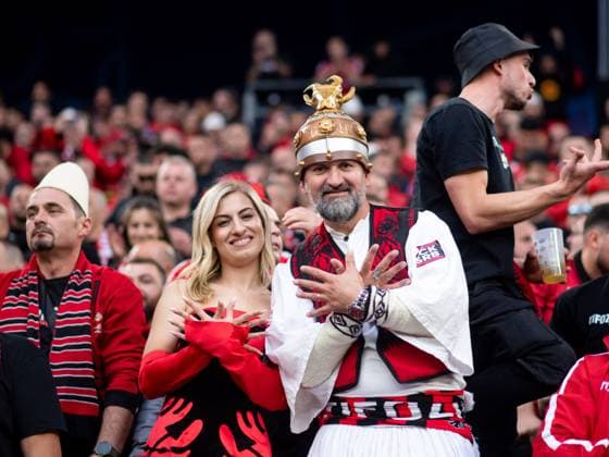 Sport Bilder des Tages Fans von Albanien mit ueberkreuzten Haenden als fliegender Adler, GER, Italy (ITA) vs Albania (ALB), Fussball Europameisterschaft, UEFA EURO, EM, Europameisterschaft,Fussball 2024, Gruppe B, 1. Spieltag, 15.06.2024 GER, Italy (ITA) vs Albania (ALB), Fussball Europameisterschaft, UEFA EURO 2024, Gruppe B, 1. Spieltag, 15.06.2024 Dortmunf Copyright: xEibner-Pressefoto Memmlerx EP_MMR