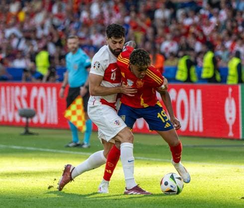 Fussball, Herren, Saison 2023 24, UEFA EURO, EM, Europameisterschaft,Fussball 20204, Gruppe B (1. Spieltag) in Berlin, Spanien - Kroatien, v. l. Josko Gvardiol (Kroatien), Lamine Yamal (Spanien), 15.06. 2024, Copyright: xMatthiasxKochx