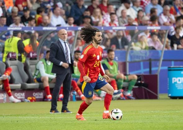 Fussball, Herren, Saison 2023 24, UEFA EURO, EM, Europameisterschaft,Fussball 20204, Gruppe B (1. Spieltag) in Berlin, Spanien - Kroatien (3:0), v. l. Trainer Luis de la Fuente (Spanien), Marc Cucurella (Spanien), 15.06. 2024, Copyright: xMatthiasxKochx