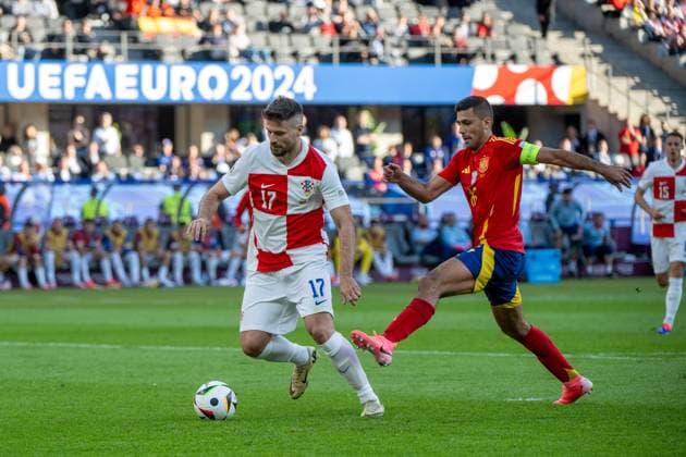 Fussball, Herren, Saison 2023 24, UEFA EURO, EM, Europameisterschaft,Fussball 20204, Gruppe B (1. Spieltag) in Berlin, Spanien - Kroatien, v. l. Bruno Petkovic (Kroatien) wird von Rodri (Spanien) gefoult, es gibt Elfmeter, 15.06. 2024, Copyright: xMatthiasxKochx