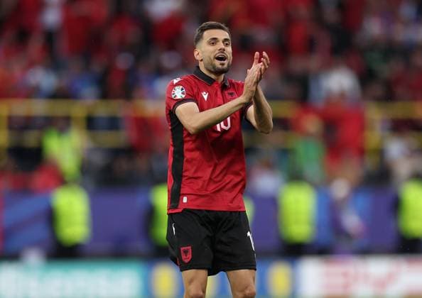 15.06.2024, Fussball Europameisterschaft, UEFA EURO, EM, Europameisterschaft,Fussball 2024, Italien - Albanien, Gruppe B, BVB Stadion Dortmund, v.l., Nedim Bajrami (Albanien) gibt Anweisungen, gestikuliert, mit den Armen gestikulieren gives instructions, gesticulate Copyright: HMBxMedia