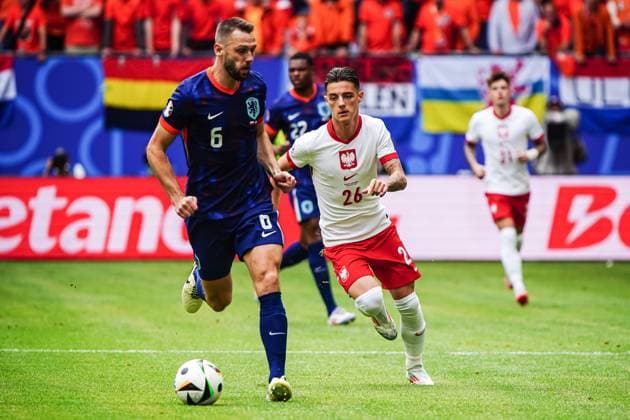 Stefan de Vrij (Niederlande, 06), Kacper Urbanski (Polen, 26) GER, Polen vs. Niederlande, Fussball Europameisterschaft, UEFA EURO, EM, Europameisterschaft,Fussball 2024, Spieltag 1, 16.06.2024 GER, Polen vs. Niederlande, Fussball Europameisterschaft, UEFA Euro 2024, Spieltag 1, 16.06.2024 Hamburg Copyright: xEibner-Pressefoto MarcelxvonxFehrnx EP_MFN