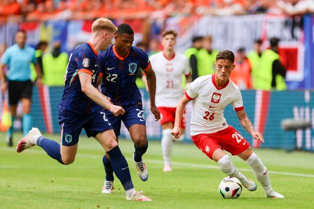 Jerdy Schouten (Netherlands), Denzel Dumfries (Netherlands) und Kacper Urbanski (Poland) kaempfen um den Ball, UEFA EURO, EM, Europameisterschaft,Fussball 2024 - Group D, Poland vs Netherlands, Volksparkstadion Hamburg, 16.06.2024, Hamburg, Deutschland.