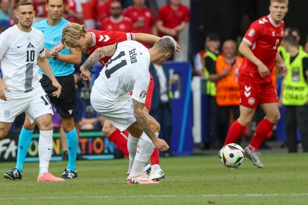 Morten Hjulmand (Daenemark, 21) und Benjamin Sesko (Slowenien, 11) im Zweikampf , Fussball, UEFA , Europa Meisterschaft, (Gruppe C) 2024, Slowenien vs. Daenemark, 16.06.2024, Stuttgart Arena, Stuttgart, Deutschland Stuttgart Stuttgart Arena Baden-Wuerttemberg Deutschland Copyright: xGrantxHubbsx
