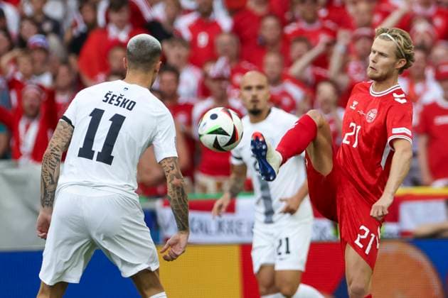 Benjamin Sesko (Slowenien, 11) und Morten Hjulmand (Daenemark, 21) im Kampf um den Ball , Fussball, UEFA , Europa Meisterschaft, (Gruppe C) 2024, Slowenien vs. Daenemark, 16.06.2024, Stuttgart Arena, Stuttgart, Deutschland Stuttgart Stuttgart Arena Baden-Wuerttemberg Deutschland Copyright: xGrantxHubbsx