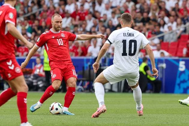 im Zweikampf, Aktion, mit Christian Eriksen 10 (Daenemark), Max Timi Elsnik 10 (Slowenien), Slowenien vs. Daenemark, Fussball, UEFA EURO, EM, Europameisterschaft,Fussball 2024, Gruppenphase, 1. Spieltag, 16.06.2024 Stuttgart Baden-Wuerttemberg Deutschland