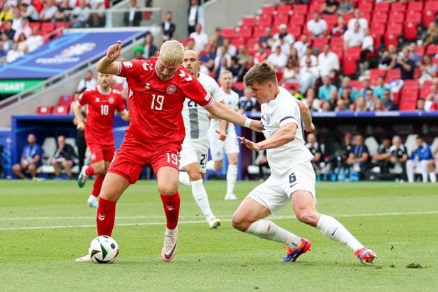 im Zweikampf, Aktion, mit Jonas Wind 19 (Daenemark), Jaka Bijol 6 (Slowenien), Slowenien vs. Daenemark, Fussball, UEFA EURO, EM, Europameisterschaft,Fussball 2024, Gruppenphase, 1. Spieltag, 16.06.2024 Stuttgart Baden-Wuerttemberg Deutschland