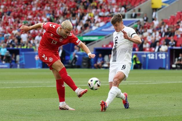 im Zweikampf, Aktion, mit Jonas Wind 19 (Daenemark), Jaka Bijol 6 (Slowenien), Slowenien vs. Daenemark, Fussball, UEFA EURO, EM, Europameisterschaft,Fussball 2024, Gruppenphase, 1. Spieltag, 16.06.2024 Stuttgart Baden-Wuerttemberg Deutschland