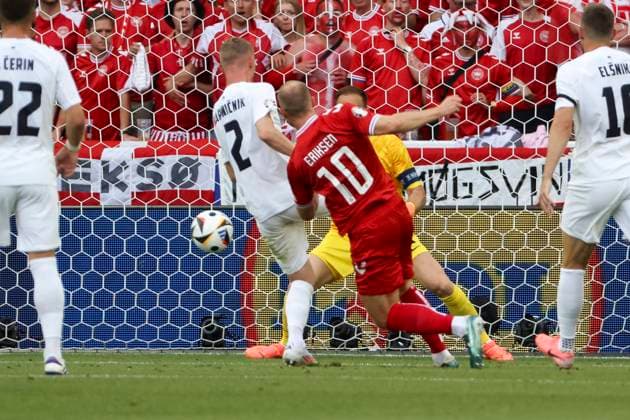 0:1 Tor fuer Daenemark durch Christian Eriksen (Daenemark, 10) , Fussball, UEFA , Europa Meisterschaft, (Gruppe C) 2024, Slowenien vs. Daenemark, 16.06.2024, Stuttgart Arena, Stuttgart, Deutschland Stuttgart Stuttgart Arena Baden-Wuerttemberg Deutschland Copyright: xGrantxHubbsx