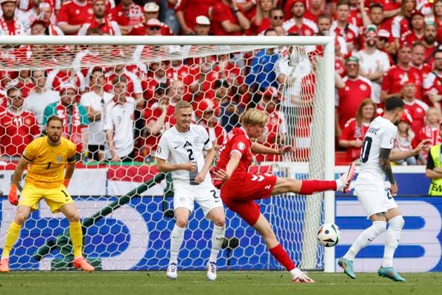 16.06.2024, Fussball, Europameisterschaft, Slovenia - Denmark, GER, Stuttgart, Football Arena, Bild: v. li. Goalkeeper Jan Oblak (Slovenia, 1), Zan Karnicnik (Slovenia, 2), Victor Kristiansen (Denmark, 17), Copyright: HMBxMedia xHeikoxBecker