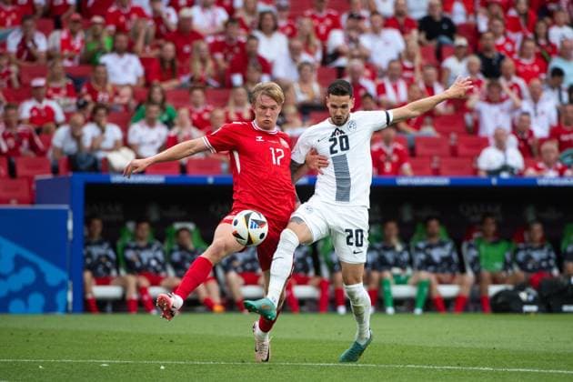 Victor Bernth Flesner Kristiansen (Daenemark, 17) im Zweikampf mit Petar Stojanovic (Slowenien, 20), GER, Slovenia (SVN) vs Denmark (DEN), Fussball Europameisterschaft, UEFA EURO, EM, Europameisterschaft,Fussball 2024, Gruppe C, 1. Spieltag, 16.06.2024 GER, Slovenia (SVN) vs Denmark (DEN), Fussball Europameisterschaft, UEFA EURO 2024, Gruppe C, 1. Spieltag, 16.06.2024 Stuttgart Copyright: xEibner-Pressefoto Memmlerx EP_MMR