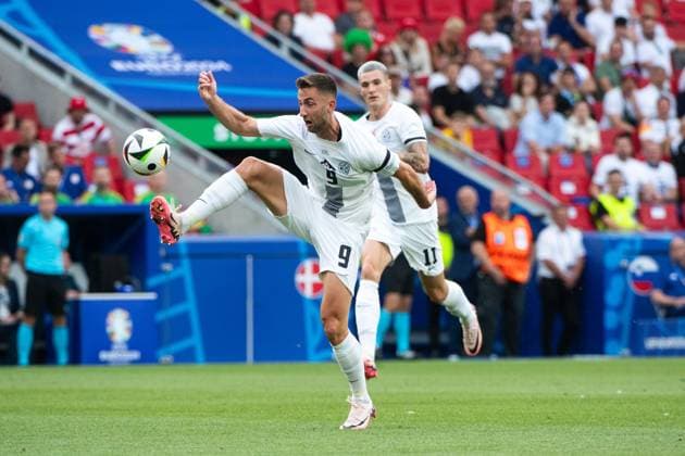 Andraz Sporar (Slowenien, 09) am Ball, GER, Slovenia (SVN) vs Denmark (DEN), Fussball Europameisterschaft, UEFA EURO, EM, Europameisterschaft,Fussball 2024, Gruppe C, 1. Spieltag, 16.06.2024 GER, Slovenia (SVN) vs Denmark (DEN), Fussball Europameisterschaft, UEFA EURO 2024, Gruppe C, 1. Spieltag, 16.06.2024 Stuttgart Copyright: xEibner-Pressefoto Memmlerx EP_MMR