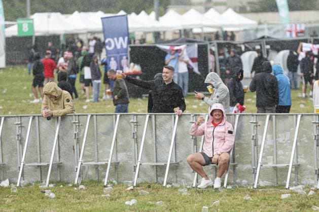 A general view of England fans in the fan zone sheltering from the rain at Trabrennbahn, Gelsenkirchen, Germany Serbia v England, UEFA European Championship, EM, Europameisterschaft 2024, Group C, Football, Arena Aufschalke, Gelsenkirchen, Germany - 16 Jun 2024 EDITORIAL USE ONLY No use with unauthorised audio, video, data, fixture lists, club league logos or live services. Online in-match use limited to 120 images, no video emulation. No use in betting, games or single club league player publications. Copyright: xPaulxCurrie Shutterstockx 14541951cj