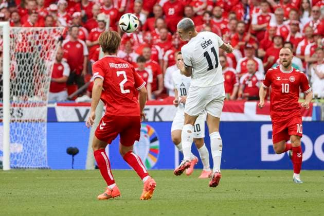 Joachim Andersen (Daenemark, 02) und Benjamin Sesko (Slowenien, 11) im Kampf um den Ball , Fussball, UEFA , Europa Meisterschaft, (Gruppe C) 2024, Slowenien vs. Daenemark, 16.06.2024, Stuttgart Arena, Stuttgart, Deutschland Stuttgart Stuttgart Arena Baden-Wuerttemberg Deutschland Copyright: xGrantxHubbsx