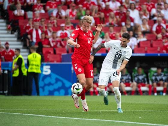 Victor Bernth Flesner Kristiansen (Daenemark, 17) im Zweikampf mit Petar Stojanovic (Slowenien, 20), GER, Slovenia (SVN) vs Denmark (DEN), Fussball Europameisterschaft, UEFA EURO, EM, Europameisterschaft,Fussball 2024, Gruppe C, 1. Spieltag, 16.06.2024 GER, Slovenia (SVN) vs Denmark (DEN), Fussball Europameisterschaft, UEFA EURO 2024, Gruppe C, 1. Spieltag, 16.06.2024 Stuttgart Copyright: xEibner-Pressefoto Memmlerx EP_MMR