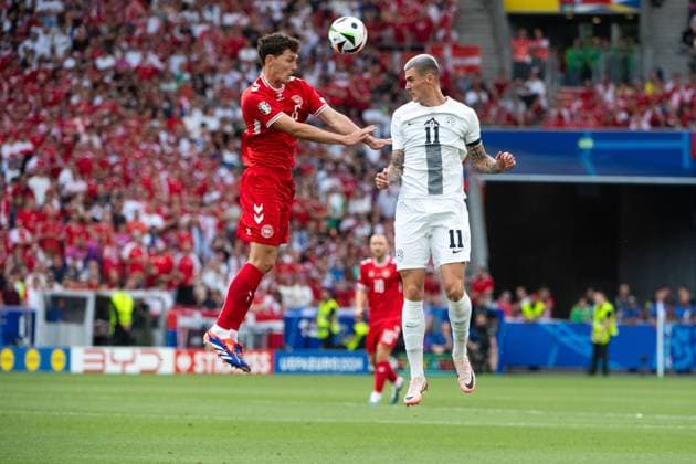Benjamin Sesko (Slowenien, 11) im Zweikampf mit Andreas Christensen (Daenemark, 06), GER, Slovenia (SVN) vs Denmark (DEN), Fussball Europameisterschaft, UEFA EURO, EM, Europameisterschaft,Fussball 2024, Gruppe C, 1. Spieltag, 16.06.2024 GER, Slovenia (SVN) vs Denmark (DEN), Fussball Europameisterschaft, UEFA EURO 2024, Gruppe C, 1. Spieltag, 16.06.2024 Stuttgart Copyright: xEibner-Pressefoto Memmlerx EP_MMR