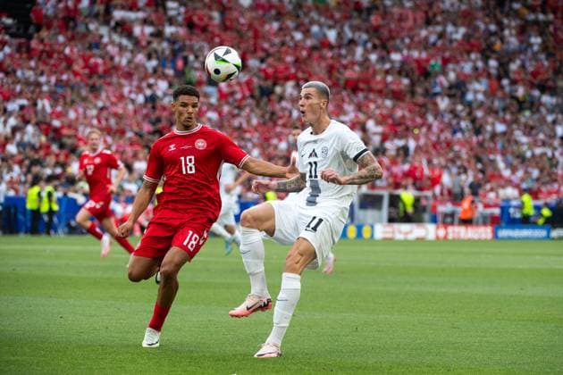 Benjamin Sesko (Slowenien, 11) im Zweikampf mit Alexander Hartmann Bah (Daenemark, 18), GER, Slovenia (SVN) vs Denmark (DEN), Fussball Europameisterschaft, UEFA EURO, EM, Europameisterschaft,Fussball 2024, Gruppe C, 1. Spieltag, 16.06.2024 GER, Slovenia (SVN) vs Denmark (DEN), Fussball Europameisterschaft, UEFA EURO 2024, Gruppe C, 1. Spieltag, 16.06.2024 Stuttgart Copyright: xEibner-Pressefoto Memmlerx EP_MMR