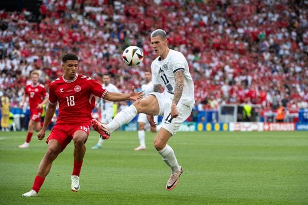 Benjamin Sesko (Slowenien, 11) im Zweikampf mit Alexander Hartmann Bah (Daenemark, 18), GER, Slovenia (SVN) vs Denmark (DEN), Fussball Europameisterschaft, UEFA EURO, EM, Europameisterschaft,Fussball 2024, Gruppe C, 1. Spieltag, 16.06.2024 GER, Slovenia (SVN) vs Denmark (DEN), Fussball Europameisterschaft, UEFA EURO 2024, Gruppe C, 1. Spieltag, 16.06.2024 Stuttgart Copyright: xEibner-Pressefoto Memmlerx EP_MMR