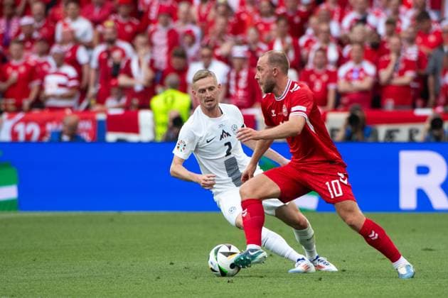 Christian Eriksen (Daenemark, 10) im Zweikampf mit Zan Karnicnik (Slowenien, 02), GER, Slovenia (SVN) vs Denmark (DEN), Fussball Europameisterschaft, UEFA EURO, EM, Europameisterschaft,Fussball 2024, Gruppe C, 1. Spieltag, 16.06.2024 GER, Slovenia (SVN) vs Denmark (DEN), Fussball Europameisterschaft, UEFA EURO 2024, Gruppe C, 1. Spieltag, 16.06.2024 Stuttgart Copyright: xEibner-Pressefoto Memmlerx EP_MMR