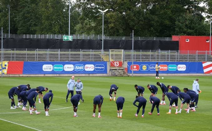 Frankreich beim aufwaermen, UEFA EURO, EM, Europameisterschaft,Fussball 2024 - Group D, Austria vs France, Paul Janes Stadion am 16. June 2024 in Düsseldorf, Deutschland. (Foto von Oliver Kaelke DeFodi Images) Frankreich warm(s) up, UEFA EURO 2024 - Group D, Austria vs France, Paul Janes Stadion on June 16, 2024 in Dusseldorf, Germany. (Photo by Oliver Kaelke DeFodi Images) Defodi-678_2024_06_16_OK_AUTFRA_0024