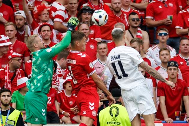 16.06.2024, Fussball, Europameisterschaft, Slovenia - Denmark, GER, Stuttgart, Football Arena, Bild: v. li. Goalkeeper Kasper Schmeichel (Denmark, 1), Jannik Vestergaard (Denmark, 3), Benjamin Sesko (Slovenia, 11), Action, duels, fighting for the ball, Copyright: HMBxMedia xHeikoxBecker