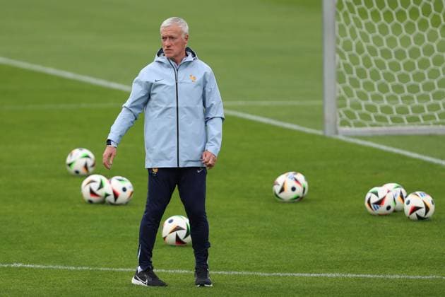 Trainer Didier Deschamps (France) gestikuliert, Gestik, UEFA EURO, EM, Europameisterschaft,Fussball 2024 - Group D, Austria vs France, Paul Janes Stadion am 16. June 2024 in Düsseldorf, Deutschland. (Foto von Oliver Kaelke DeFodi Images) Trainer Didier Deschamps (France) gestures, UEFA EURO 2024 - Group D, Austria vs France, Paul Janes Stadion on June 16, 2024 in Dusseldorf, Germany. (Photo by Oliver Kaelke DeFodi Images) Defodi-678_2024_06_16_OK_AUTFRA_0175