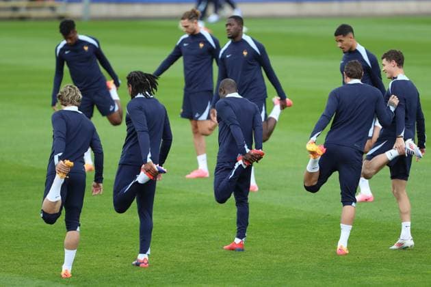 Sport Bilder des Tages Frankreich beim aufwaermen, UEFA EURO, EM, Europameisterschaft,Fussball 2024 - Group D, Austria vs France, Paul Janes Stadion am 16. June 2024 in Düsseldorf, Deutschland. (Foto von Oliver Kaelke DeFodi Images) Frankreich warm(s) up, UEFA EURO 2024 - Group D, Austria vs France, Paul Janes Stadion on June 16, 2024 in Dusseldorf, Germany. (Photo by Oliver Kaelke DeFodi Images) Defodi-678_2024_06_16_OK_AUTFRA_0182