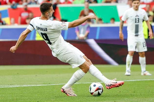 16.06.2024, Fussball, Europameisterschaft, Slovenia - Denmark, GER, Stuttgart, Football Arena, Bild: v. li. Andraz Sporar (Slovenia, 9), fail, Copyright: HMBxMedia xHeikoxBecker