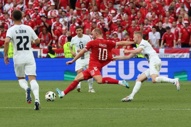 Zweikampf Christian Eriksen (Dänemark, Nr. 10) gegen Peter Pekarik (Slowakei, Nr. 2), Hand am Trikot, Trikotreizen , Vorrundenspiel M06, SVN - DEN, Gruppe C, Fussball Europameisterschaft, Slowenien gegen Dänemark, European Football Championship, Slovenia vs. Denmark, Stuttgart, 16.06.2024, -