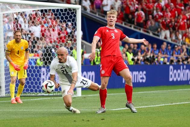 Vanja Drkusic (Slowenien, 21) und Rasmus Hoejlund (Daenemark, 09) im Zweikampf , Fussball, UEFA , Europa Meisterschaft, (Gruppe C) 2024, Slowenien vs. Daenemark, 16.06.2024, Stuttgart Arena, Stuttgart, Deutschland Stuttgart Stuttgart Arena Baden-Wuerttemberg Deutschland Copyright: xGrantxHubbsx