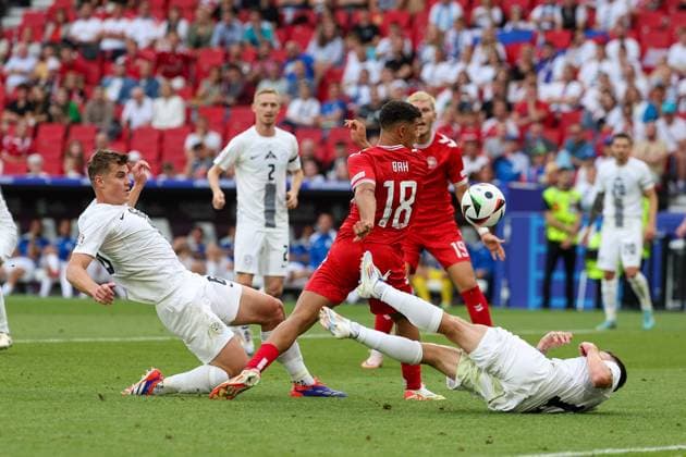 im Zweikampf, Aktion, mit Jaka Bijol 6 (Slowenien), Alexander Bah 18 (Daenemark), Benjamin Sesko 11 (Slowenien), Slowenien vs. Daenemark, Fussball, UEFA EURO, EM, Europameisterschaft,Fussball 2024, Gruppenphase, 1. Spieltag, 16.06.2024 Stuttgart Baden-Wuerttemberg Deutschland